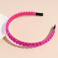 Détail d'un serre-tête rose perlé avec des perles en résine facettées et patins antiglisse - Rose rouge