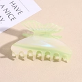 Detail der hellgrünen Schmetterlings-Haarklammer mit Perlglanz-Finish und festen Zähnen - Grüner Schmetterling