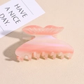 Detail einer perlmuttfarbenen Schmetterlings-Haarklammer mit glänzendem Farbverlauf - Rosa Schmetterling