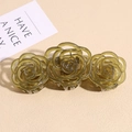 Détail d'une pince à cheveux rose vert olive avec motifs floraux élégants et ajourés - Rose Vert Herbe
