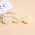 Vue détaillée de la grande pince à cheveux en résine crème avec motif de trois roses - Fleur de Rose Blanc Crème Mat