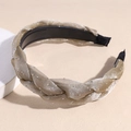 Détail d'un serre-tête tressé couleur or champagne avec strass et dents antidérapantes - Kaki