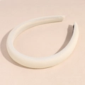 Texture détaillée d'un serre-tête rembourré en tissu crème avec tissage sergé fin - Blanc