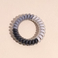 Primer plano de goma para el pelo en espiral con degradado mate en negro y gris - Degradado Negro Gris Blanco / Negro Gris Blanco
