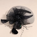 Copricapo vintage con piume nere, fiori in rete e perline per banchetti eleganti - Nero
