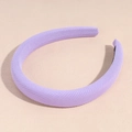 Gros plan du serre-tête lavande montrant la texture du tissu sergé et la doublure noire - Violet