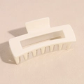 Detalle de la pinza para el cabello rectangular color crema con diseño hueco moderno - Blanco lechoso