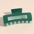 Detalle de una pinza para el cabello cuadrada con diseño bicolor verde oscuro y claro - Verde