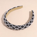 Dettaglio cerchietto nero largo con intarsio di perle e strass a motivo di rombi - Stile Perla Reticolo Strass Nero / Nero