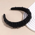 Vista detallada de la diadema negra con perlas 3D de varios tamaños y relieve único - Negro