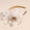 Dettaglio ravvicinato del cerchietto in chiffon crema con perline di cristallo lucide - Bianco