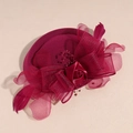 Elegante cappello fascinator magenta con rosa di seta piume e rete per matrimoni - Borgogna