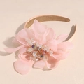 Dettaglio macro di fiori in chiffon e perle di cristallo su un cerchietto rosa - Rosa Arancio