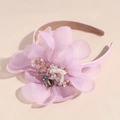 Dettaglio del cerchietto in chiffon rosa con perle di cristallo e minuziosi fili d'oro - Viola