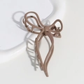 Élégante pince à cheveux papillon marron mat avec un design minimaliste creux - Nœud Marron Jaunâtre