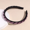 Détail d'un serre-tête tressé à strass roses avec dents antidérapantes et tissu doux - Violet
