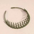 Détail du serre-tête ondulé vert olive avec dents antidérapantes pour un maintien sûr - Vert