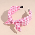 Dettaglio cerchietto in tessuto a quadretti rosa e bianchi con fiocco e punte antiscivolo - Rosa
