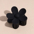 Pinza para el pelo de flor negra mate con un diseño minimalista y textura de resina - Negro