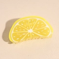 Gros plan détaillé d'une pince à cheveux en acrylique en forme de citron avec texture - Pince Crabe Citron
