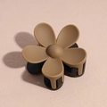 Détail de la pince à cheveux fleur mate marron et noire sur fond clair texturé - Noir et Café
