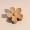 Detalle de la pinza para el pelo con forma de flor mate en resina marrón claro - Caqui