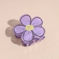 Primo piano di una pinza per capelli a fiore viola in acrilico con bordi neri dipinti - Viola