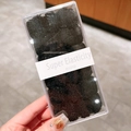 Détail d'élastiques à cheveux épais haute élasticité dans leur coffret cadeau transparent - Noir Dégradé