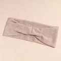 Detail van een gebreide yoga hoofdband in zacht roze met ribstructuur en knoopontwerp - Khaki