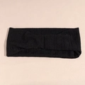 Gros plan sur la texture en tricot noir d'un bandeau de yoga extensible - Style Noué / Noir