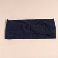 Detalle de la textura de punto acanalado azul marino y nudo cruzado en la diadema - Azul marino