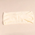 Detail van een lichtbeige geknoopte hoofdband met elastische wafeltextuur voor sport - Beige