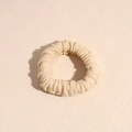 Dettaglio della trama in tessuto crema spesso e del design a coste dell'elastico per capelli - Bianco Sporco