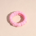 Dettaglio dell'elastico per capelli rosa chiaro spesso con morbida trama a coste - Rosa
