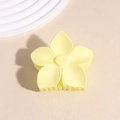 Détail de la pince à cheveux fleur jaune mat avec des pétales lisses et prise ferme - Jaune