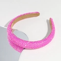 Détail d'un serre-tête rose en strass avec rembourrage épais et doublure en velours kaki - Rose rouge