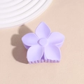 Détail d'une pince à cheveux fleur violet clair mat sur un plateau décoratif - Violet