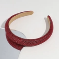 Détail d'un serre-tête en strass rouges avec doublure intérieure en velours marron doux - Rouge