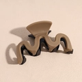 Détail de la pince à cheveux mate ondulée au design bicolore kaki et marron foncé élégant - Pince Vague Noir et Café