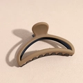 Detalle de la pinza para el cabello rectangular marrón café mate con diseño hueco - Clip Semicircular Café y Negro