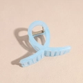 Detalle de pinza para el cabello azul claro de 8 cm con diseño cruzado y resina brillante - Azul