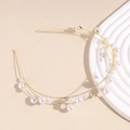 Detalle de una elegante diadema dorada de doble capa con perlas blancas artificiales - Perla Dorada