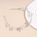 Primer plano de una elegante diadema plateada de doble capa con perlas y pedrería - Perla Plateada