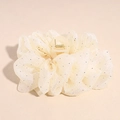 Detail van een crème haarklem van organza stof met geplooide mazen en zilveren lovertjes - Beige