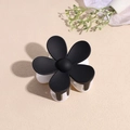 Primer plano de pinza de pelo de flor minimalista con acabado mate en blanco y negro - Clip de Flor Blanco y Negro