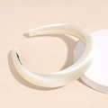 Detalle del acabado satinado crema y la textura acolchada gruesa de la diadema para mujer - Beige