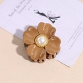 Détail d'une pince à cheveux fleur marron avec perle synthétique et cadre tressé doré - Kaki