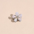 Dettaglio di un fermaglio per capelli a camelia perlata con cristallo centrale lucente - Azzurro