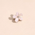 Dettaglio di una mini molletta per capelli a camelia rosa con cristallo centrale - Beige