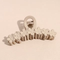 Dettaglio della pinza per capelli opaca color crema 13cm con sette fiori decorativi - Cachi